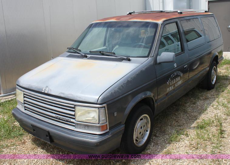 1990 Plymouth Grand Voyager LE mini van in Hutchinson, MO Item A2671