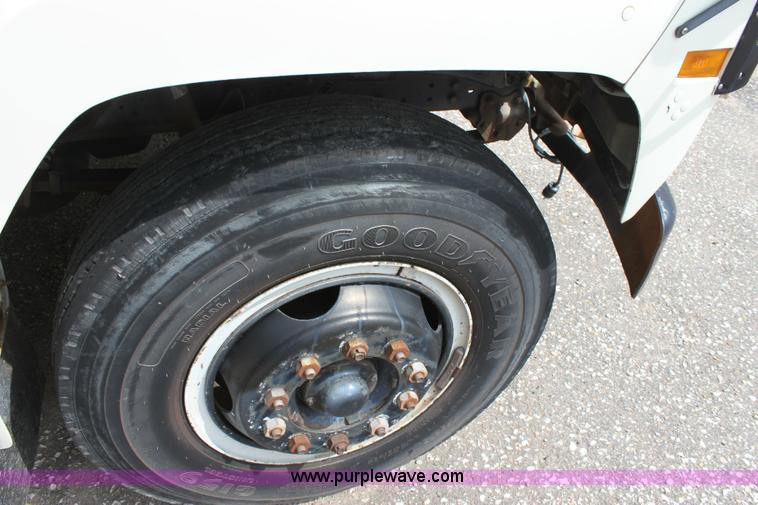 image for item A2681 1989 Ford B700 Thomas Built school bus