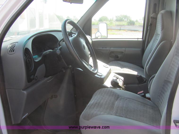image for item A3564 2000 Ford E350 Super Duty ambulance