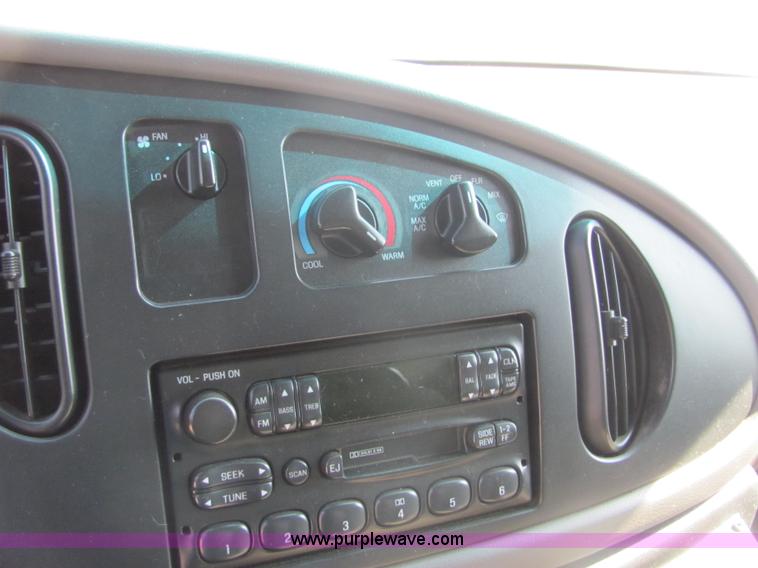 image for item A3564 2000 Ford E350 Super Duty ambulance