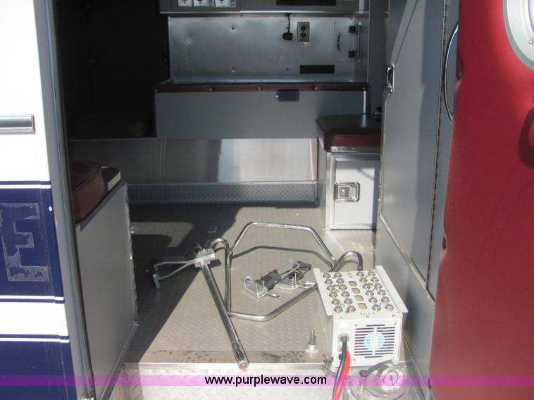 image for item A3564 2000 Ford E350 Super Duty ambulance