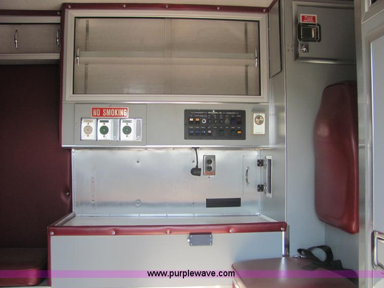 image for item A3564 2000 Ford E350 Super Duty ambulance