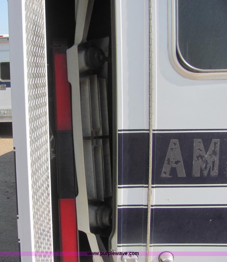 image for item A3564 2000 Ford E350 Super Duty ambulance