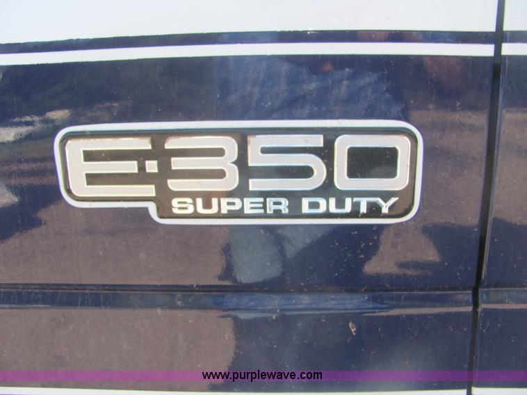 image for item A3564 2000 Ford E350 Super Duty ambulance