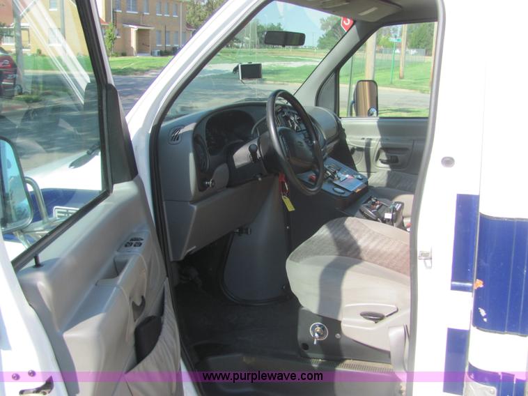 image for item A3565 2000 Ford E350 Super Duty ambulance