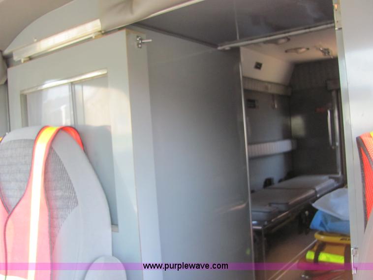 image for item A3565 2000 Ford E350 Super Duty ambulance