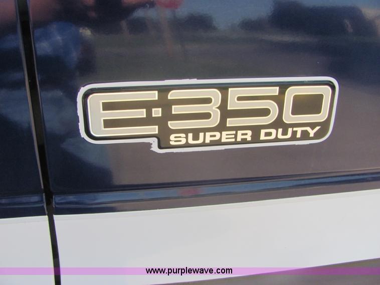 image for item A3565 2000 Ford E350 Super Duty ambulance