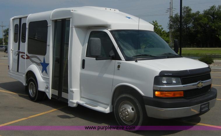 image for item A9983 2007 Chevrolet Express G3500 Davey Coach bus