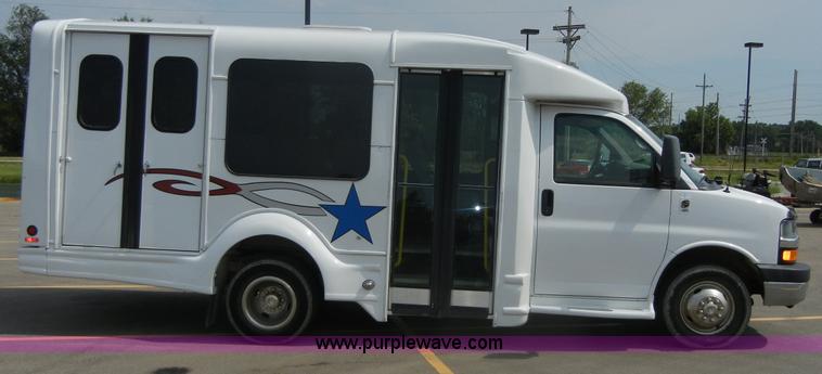 image for item A9983 2007 Chevrolet Express G3500 Davey Coach bus
