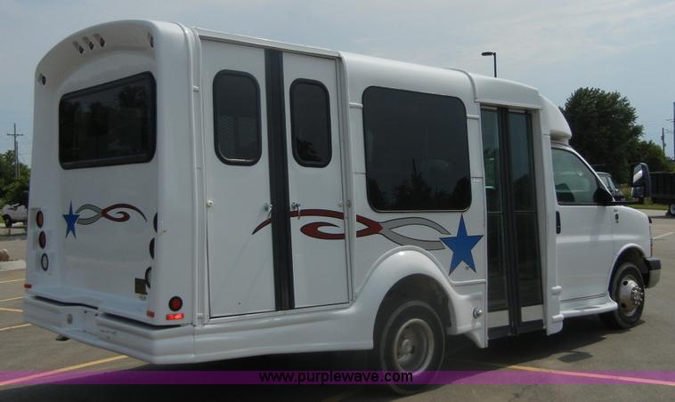 image for item A9983 2007 Chevrolet Express G3500 Davey Coach bus