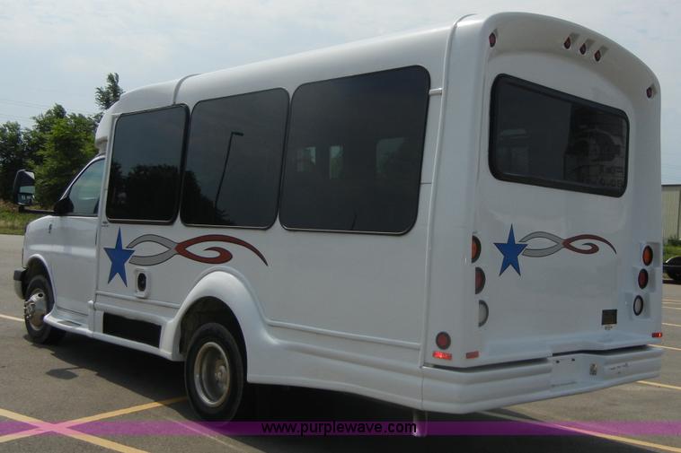 image for item A9983 2007 Chevrolet Express G3500 Davey Coach bus