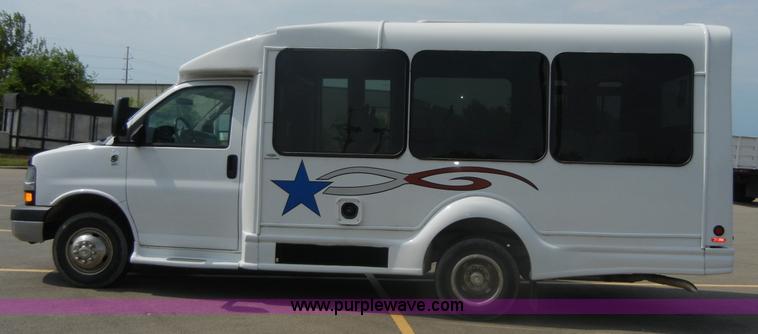 image for item A9983 2007 Chevrolet Express G3500 Davey Coach bus
