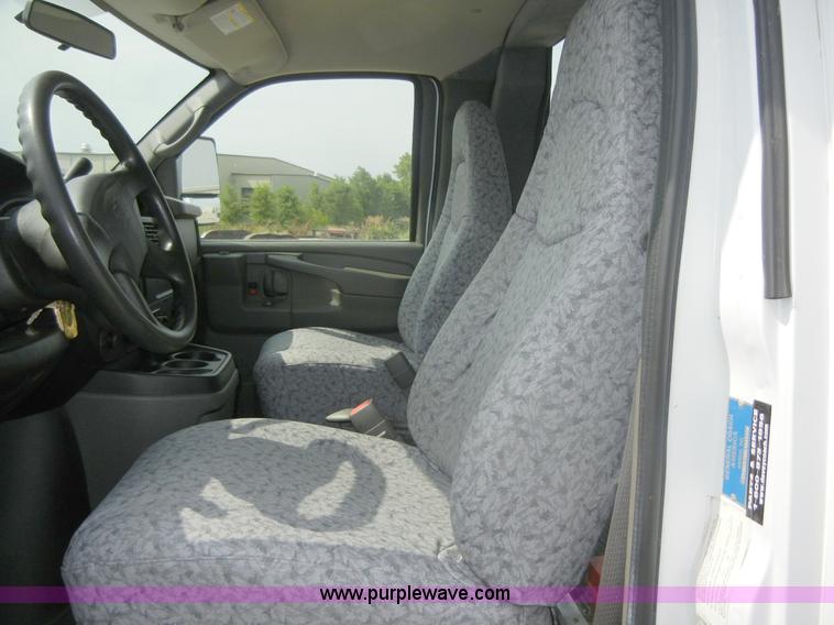 image for item A9983 2007 Chevrolet Express G3500 Davey Coach bus