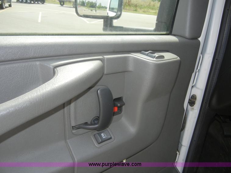 image for item A9983 2007 Chevrolet Express G3500 Davey Coach bus