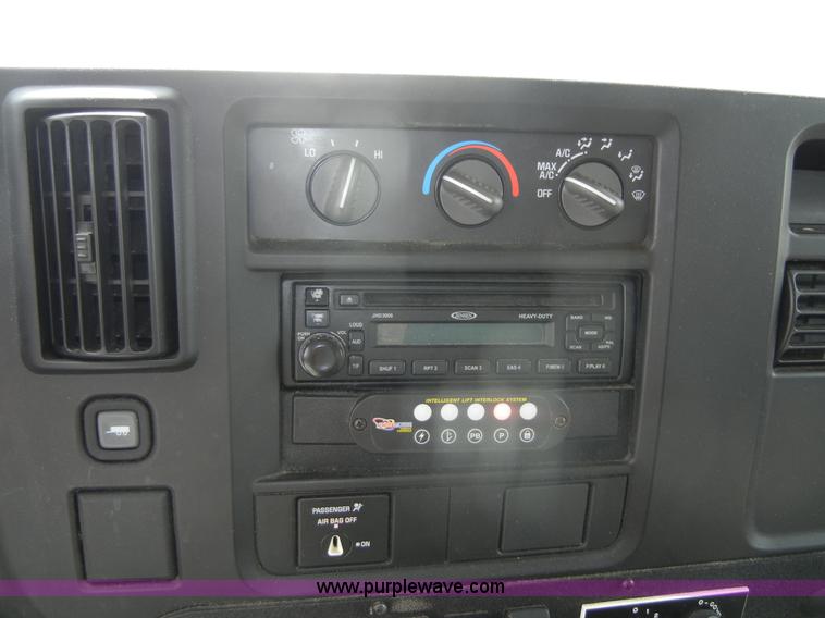 image for item A9983 2007 Chevrolet Express G3500 Davey Coach bus