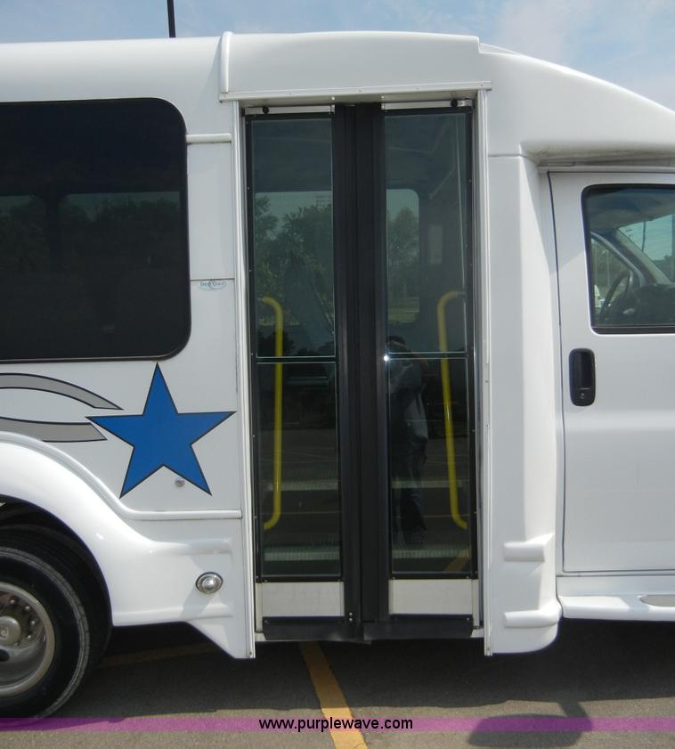 image for item A9983 2007 Chevrolet Express G3500 Davey Coach bus
