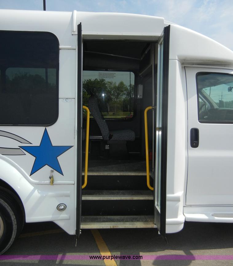 image for item A9983 2007 Chevrolet Express G3500 Davey Coach bus