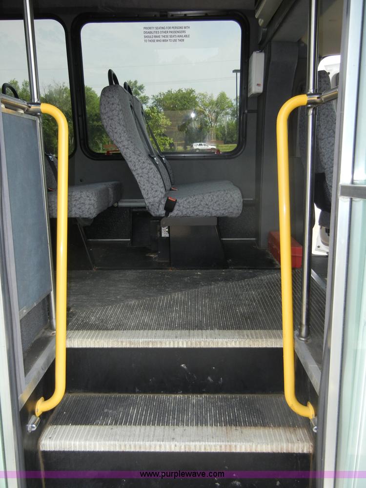 image for item A9983 2007 Chevrolet Express G3500 Davey Coach bus