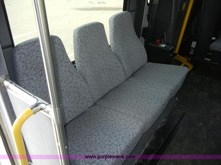 image for item A9983 2007 Chevrolet Express G3500 Davey Coach bus