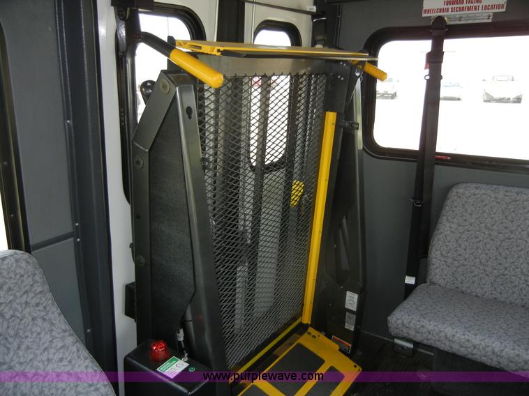 image for item A9983 2007 Chevrolet Express G3500 Davey Coach bus