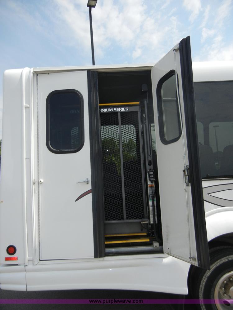 image for item A9983 2007 Chevrolet Express G3500 Davey Coach bus