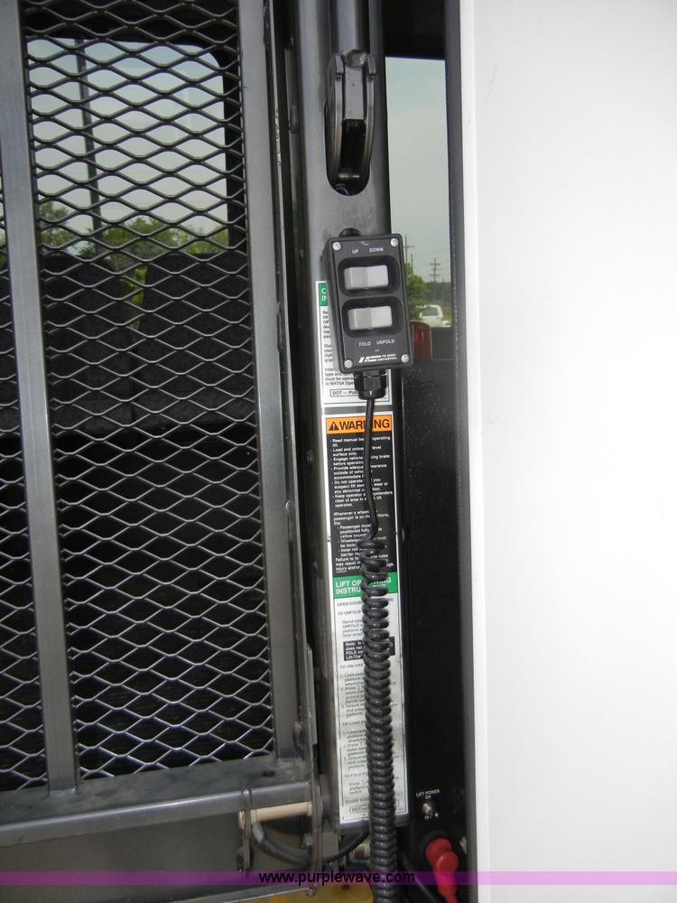 image for item A9983 2007 Chevrolet Express G3500 Davey Coach bus