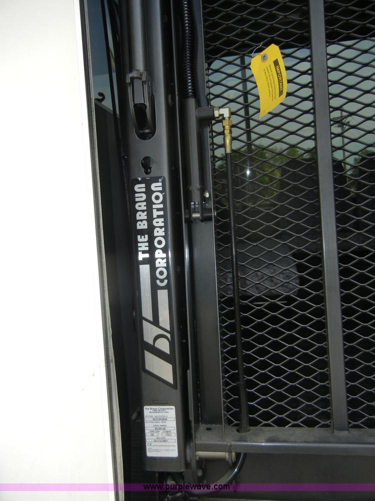 image for item A9983 2007 Chevrolet Express G3500 Davey Coach bus