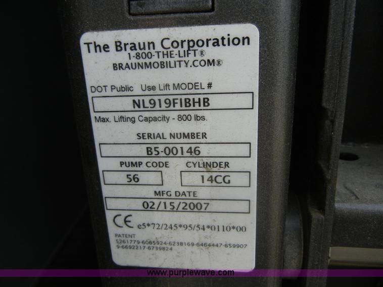 image for item A9983 2007 Chevrolet Express G3500 Davey Coach bus