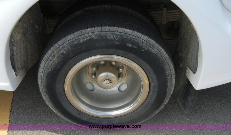 image for item A9983 2007 Chevrolet Express G3500 Davey Coach bus