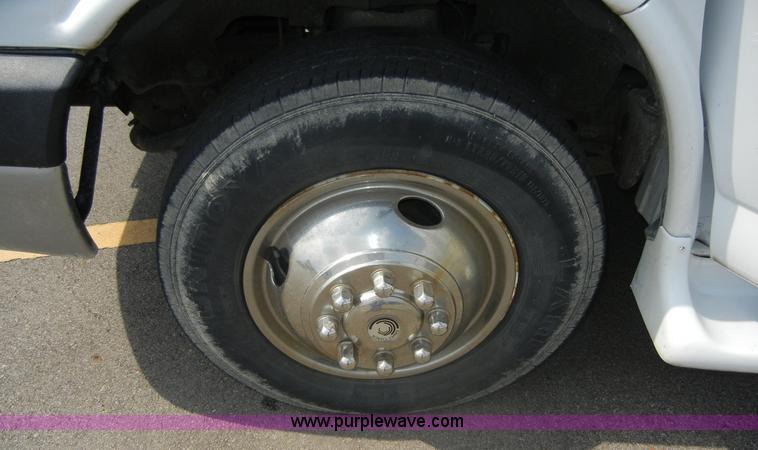 image for item A9983 2007 Chevrolet Express G3500 Davey Coach bus