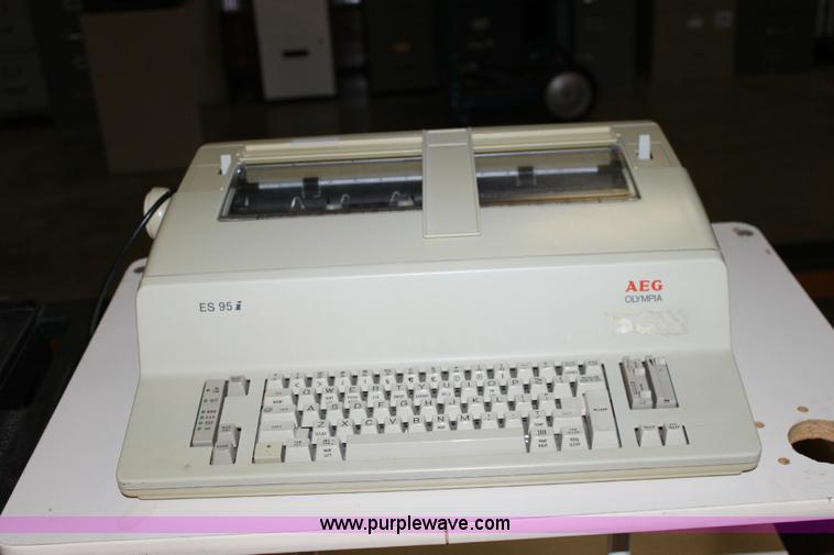 image for item B9938 Assorted office items