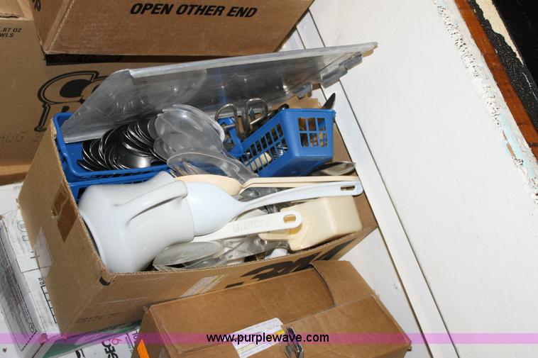 image for item B9957 Assorted commercial kitchen equipment