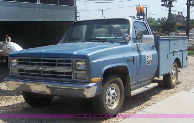 image for item C9374 1986 Chevrolet C20 Custom Deluxe pickup truck
