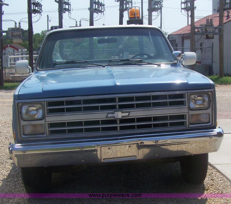 image for item C9374 1986 Chevrolet C20 Custom Deluxe pickup truck