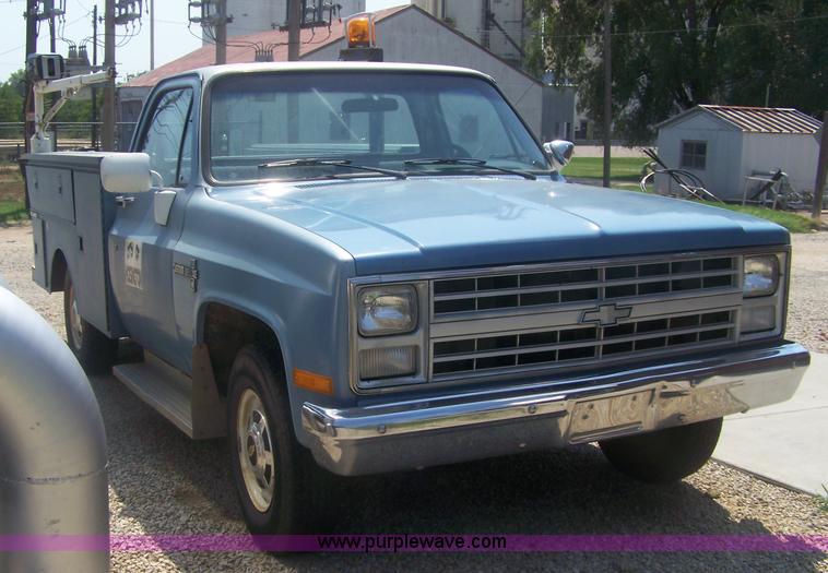 image for item C9374 1986 Chevrolet C20 Custom Deluxe pickup truck