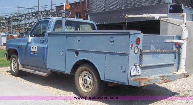 image for item C9374 1986 Chevrolet C20 Custom Deluxe pickup truck