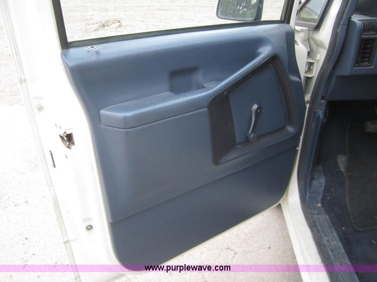 image for item C9783 1990 Ford Aerostar XL van