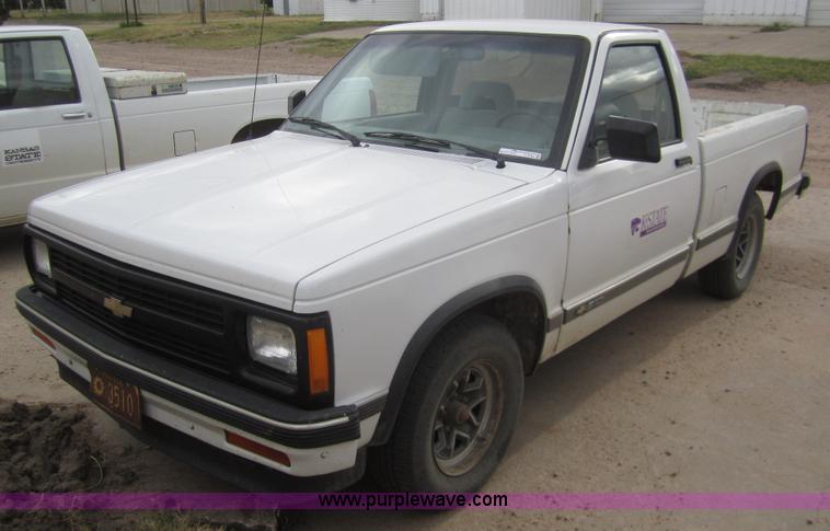 image for item C9784 1992 Chevrolet S10 pickup truck