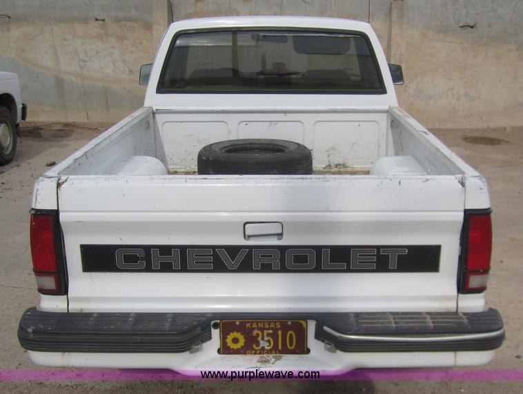 image for item C9784 1992 Chevrolet S10 pickup truck