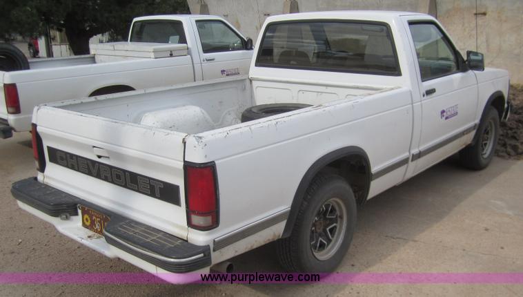 image for item C9784 1992 Chevrolet S10 pickup truck