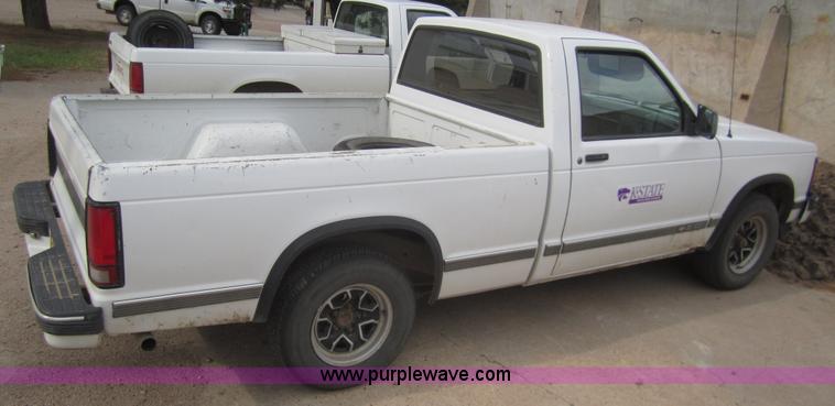 image for item C9784 1992 Chevrolet S10 pickup truck