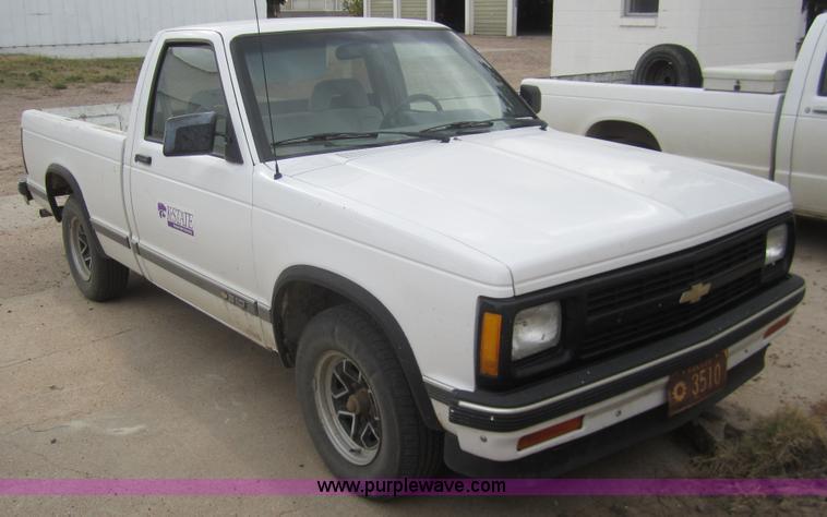 image for item C9784 1992 Chevrolet S10 pickup truck