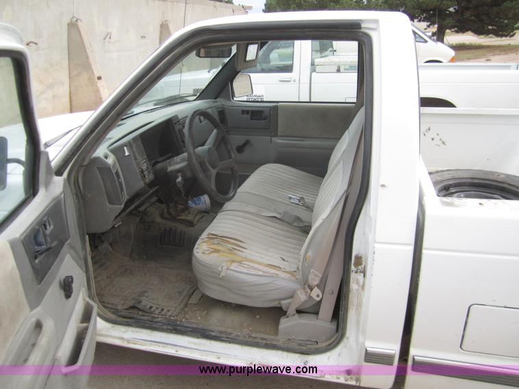 image for item C9784 1992 Chevrolet S10 pickup truck