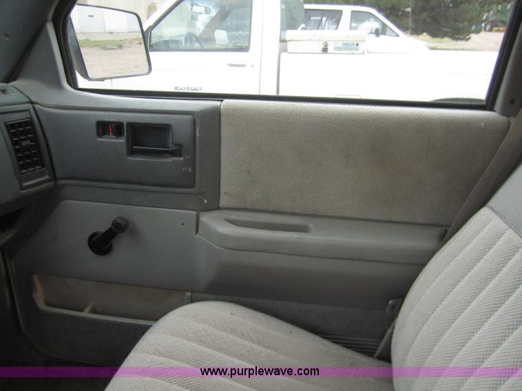 image for item C9784 1992 Chevrolet S10 pickup truck