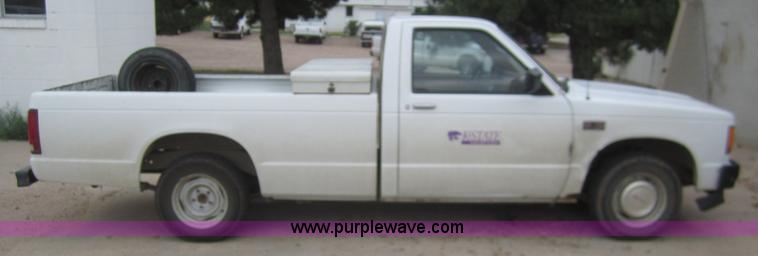 image for item C9785 1988 GMC S15 Sierra pickup truck