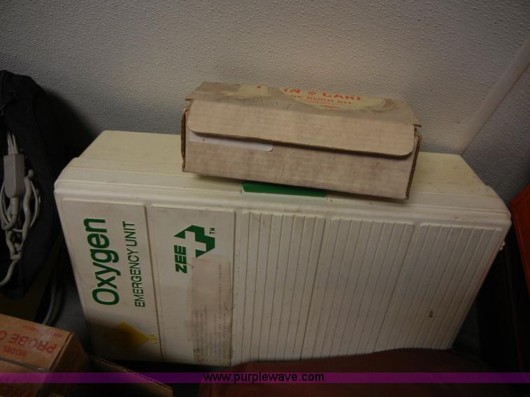 image for item D9564 Assorted medical supplies