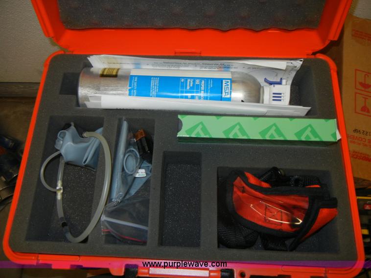 image for item D9564 Assorted medical supplies