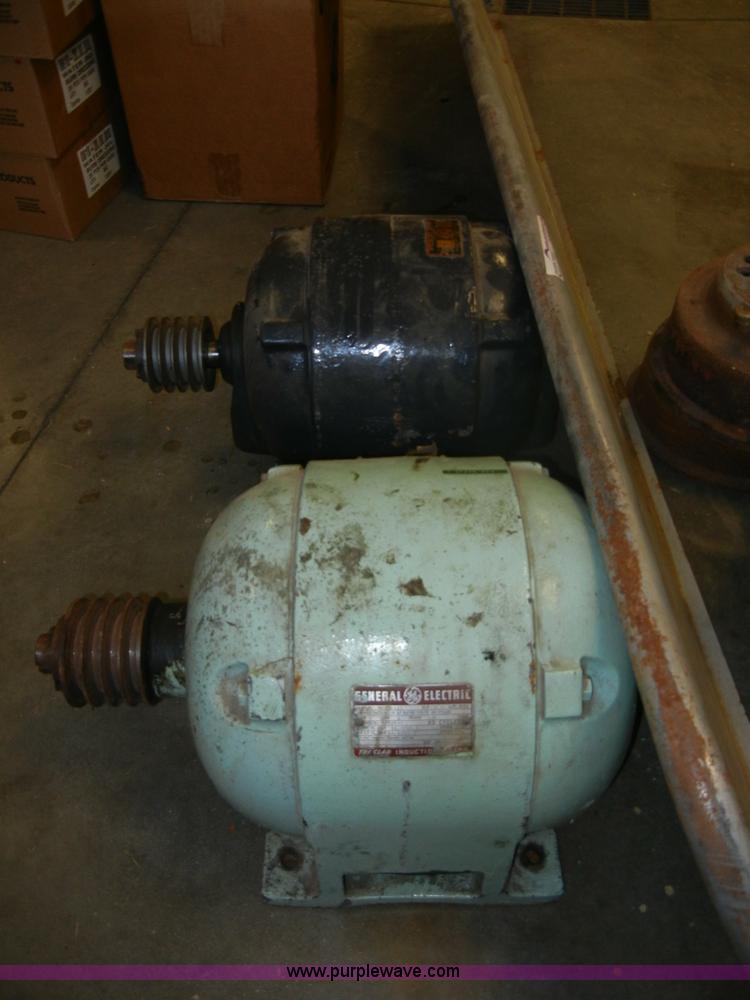 image for item D9574 Assorted items