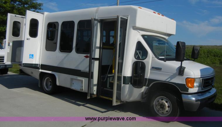 image for item D9805 2006 Ford E450 Super Duty transit bus