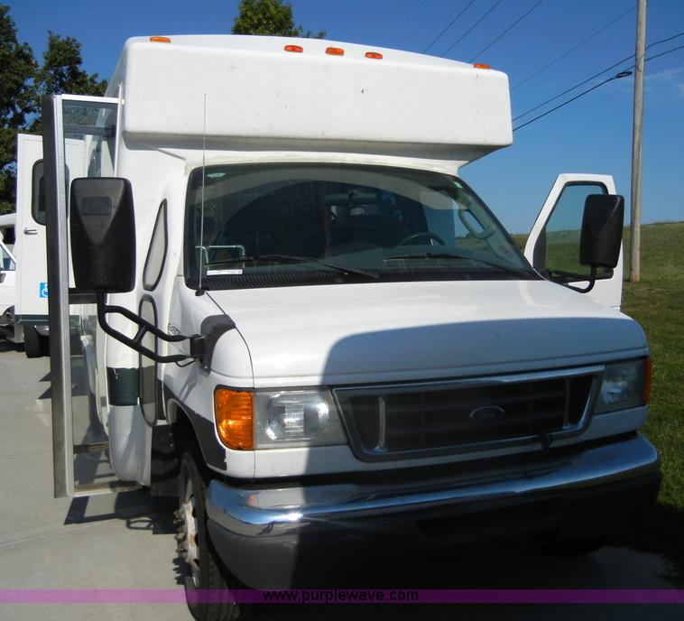 image for item D9805 2006 Ford E450 Super Duty transit bus
